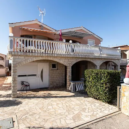 1 Bedroom Awesome In *