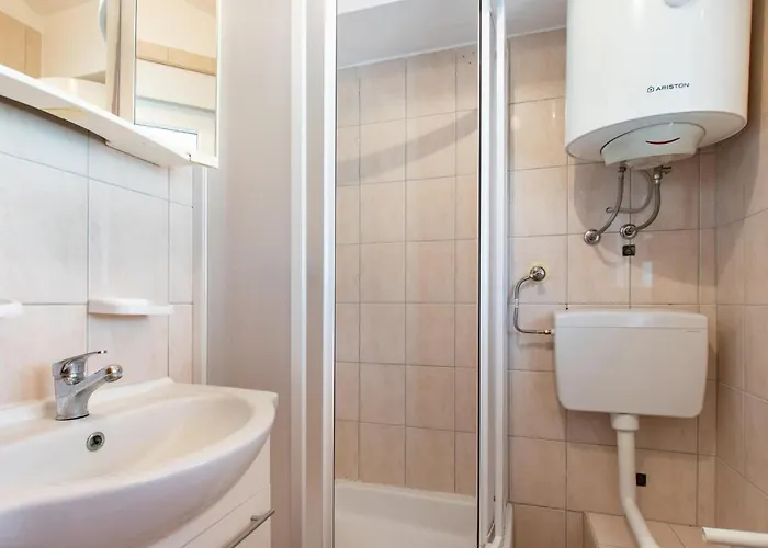 1 Bedroom Cozy In Appartement *