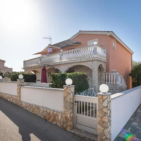 1 Bedroom Cozy In Apartment Vir